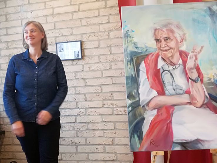 Die Künstlerin präsentiert ihr Portrait von Dr. Ruth Pfau