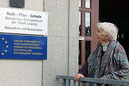 Ruth Pfau besucht die Berufsschule die ihren Namen trägt. Das Datum der Namensgebung war zum Tag der Menschenrechte 2010.