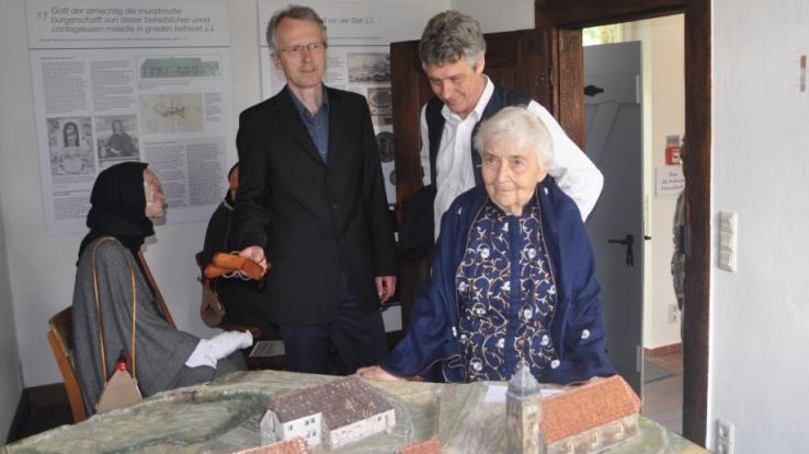 Dr. Ruth Pfau bei ihrem letzten Besuch im Lepramuseum (2014) mit Dr. Ralf Klötzer (Gesellschaft für Leprakunde) und Jürgen Belker (DAHW)
