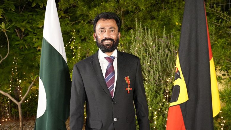 Mervyn Lobo am 24. April 2024 mit dem Verdienstkreuz am Bande der Bundesrepublik Deutschland