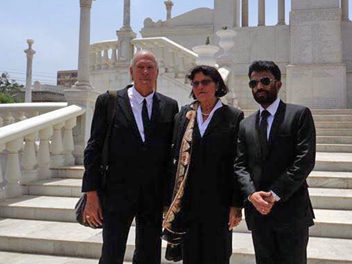 Vor der Beisetzungsfeier in Karachi: Mervyn Lobo, Leiter des MALC in Karachi (rechts), Gudrun Freifrau von Wiedersperg, Präsidentin der DAHW (mitte), und Harald Meyer-Porzky, Vorstandsmitglied der Ruth-Pfau-Stiftung (links)