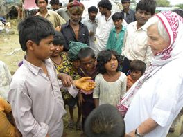 Ruth Pfau besucht ein Flüchtlingslager /​ Foto: Klug