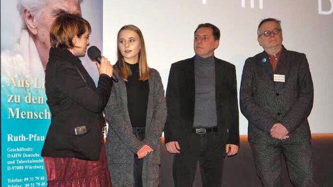 Jenifer Gabel (DAHW-Referentin für Public Relations) stellte als Gesprächsteilnehmer*innen die Abiturientin Anna Rösch, den DAHW-Geschäftsführer Burkard Kömm und den Filmproduzenten Martin Gertler vor.