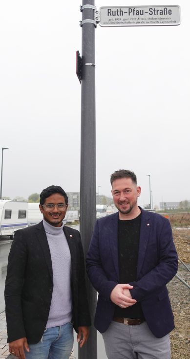 Am neuen Straßenschild vor Ort: Manuel Koch, Vorstandsmitglied unserer Stiftung, und Patrick Georg, DAHW-Vorstandsmitglied